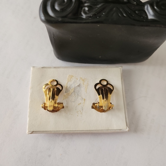 Damascene Gold Flower Design Oval Shape Earrings - Picture 4 of 4